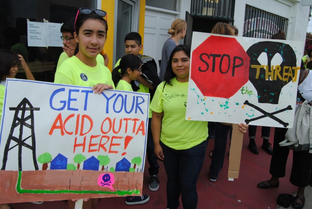 El 20 de Julio, niños protestaron pozos petroleros cerca de sus casas. STAND LA dice “130 escuelas en Los Ángeles, 184 centros de cuidado infantil, y 213 casas de personas de tercera edad se encuentran a media milla de un pozo petrolero activo.” 